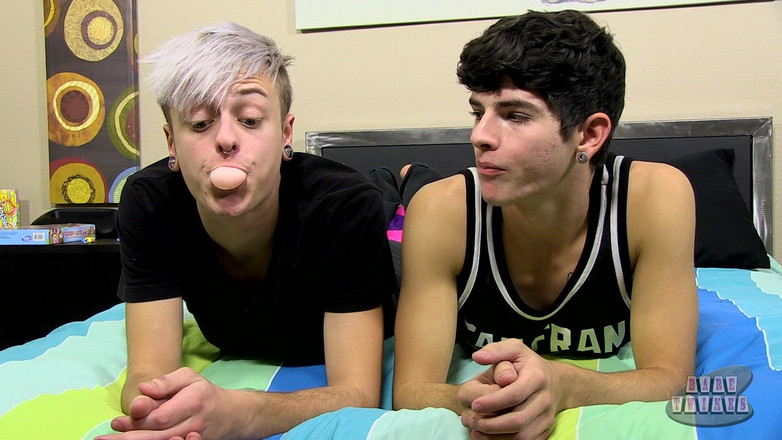 Bare Twinks: Chłopcy z gumy bąbelkowej oklep