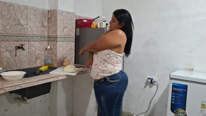 SugarPose: BBW Latina Pandora Strips and Shows off an Outfit