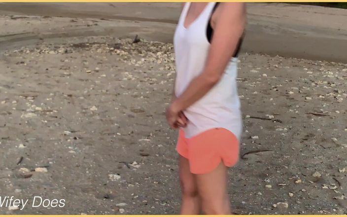 Wifey Does: Дружина показує цицьки на заході сонця