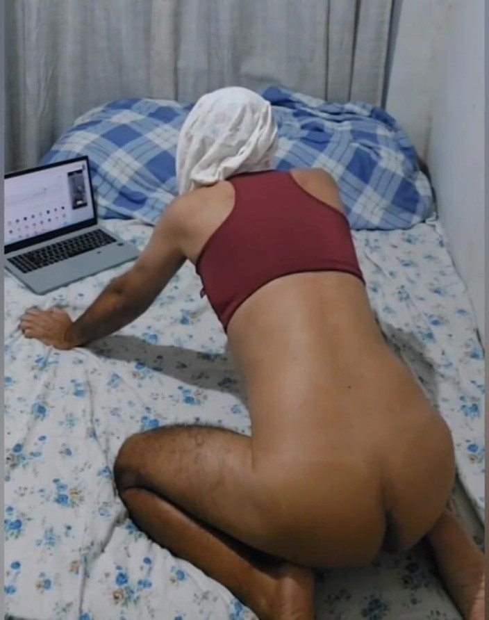 Ladysilvas: लेडीसिल्वा बिस्तर में नग्न होकर वेब कैमरा शो करती है कि क्या हॉट गांड है