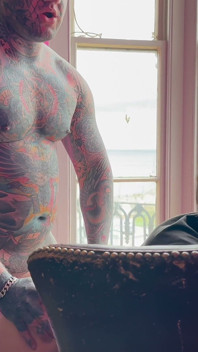 Il toro tatuato scopa la moglie mentre lui filma