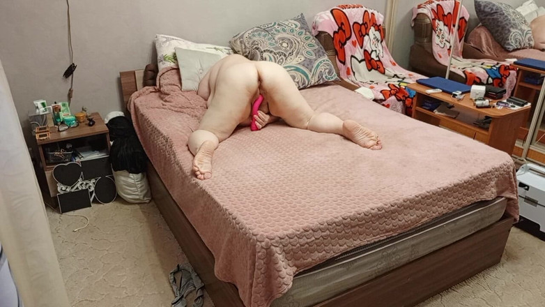 Zona901: 큰 둥근 엉덩이와 털이 무성한 보지의 이웃이 자위로 오르가즘을 가져옵니다.