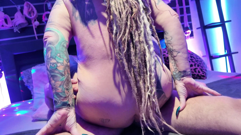 Domina Dark: Si accarezza il suo corpo di non matrigna