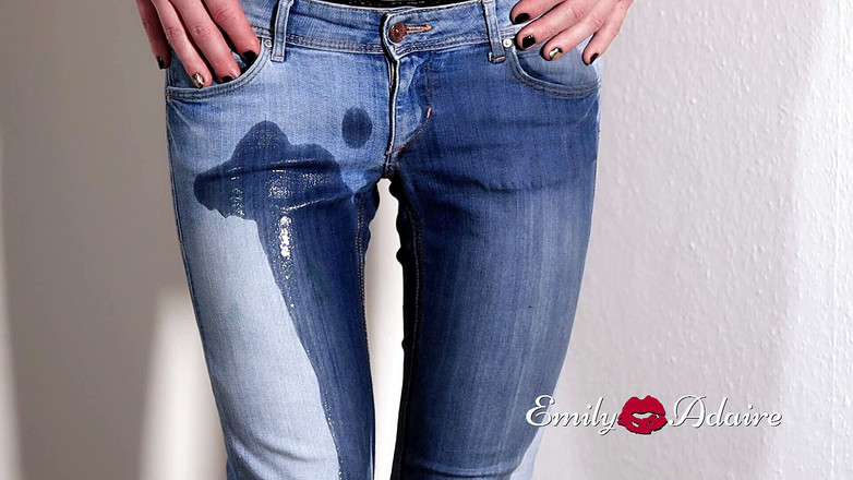 Emily Adaire: Trans dívka chčije ve svých těsných modrých džínách