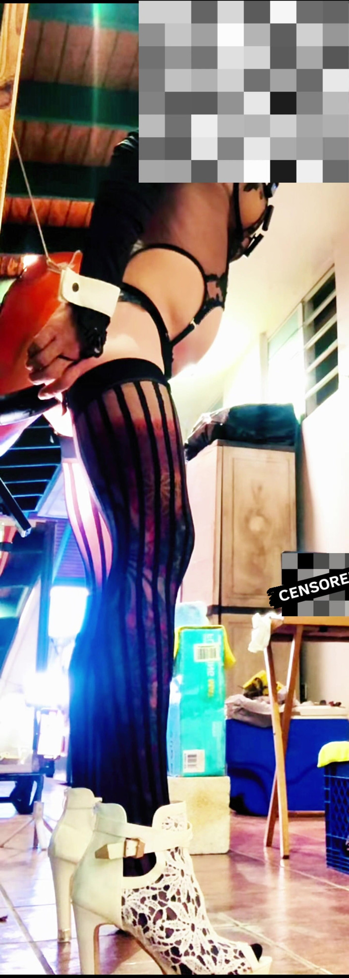 Benito414: Sexy transgénero medias negras montando consolador anal en la pared