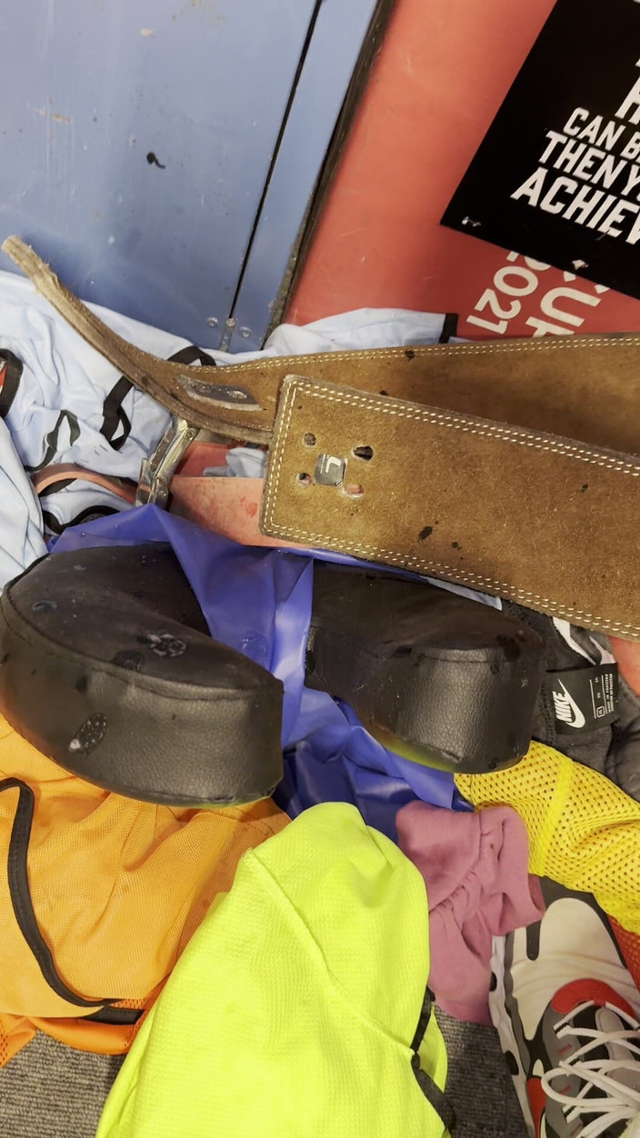 Andyleexxx: 내 거대한 자지로 탈의실에서 장난 꾸러기