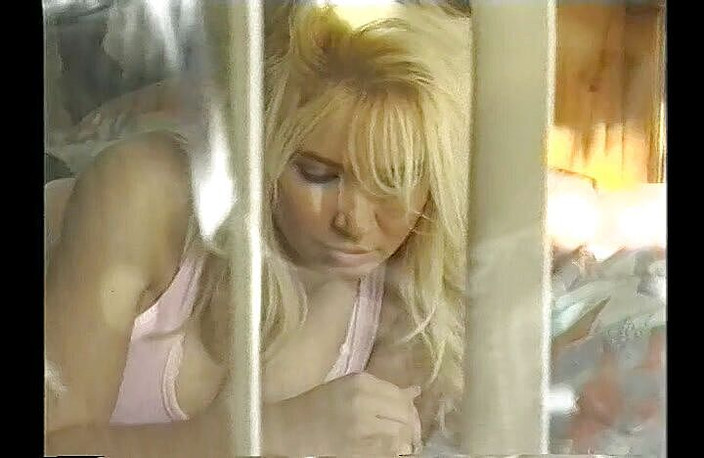 Outdoor pervs: La sorellastra tettona vuole che il fratellastro le insegni come...