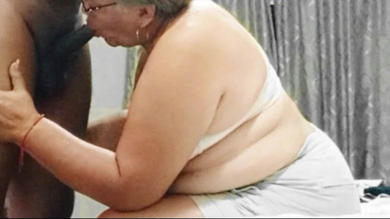 Milfta boohot: 70 yaşındaki deneyimli orta yaşlı seksi kadınla anal seks