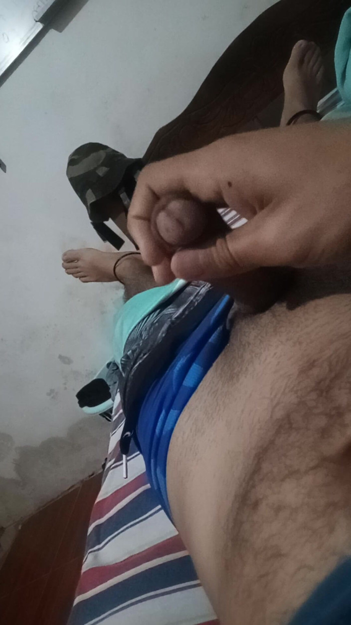 Cute boy jerks off: 18-jährige berührt seinen Penis, während seine nachbarn draußen in seinem...