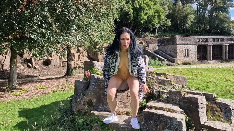 Nicky Brill: 야외 오줌과 벌리기 모음집 Nicky Brill