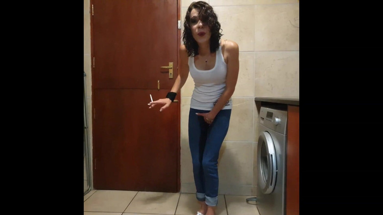 domslutfucker: Gadis mungil ini kencing di balik celananya sambil merokok