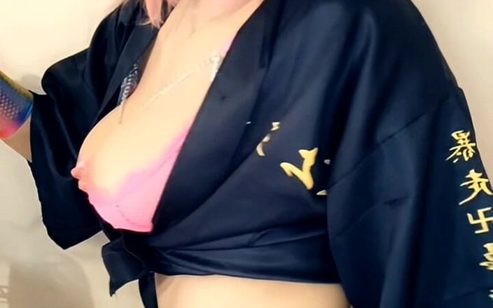 Ts Lucy Morningstar: ルーシーはおしっこができるまで自慰行為をする