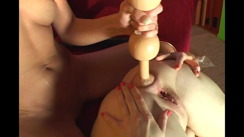 Wet Moments: Zrzka a blondýna milují dilda v jejich zadku