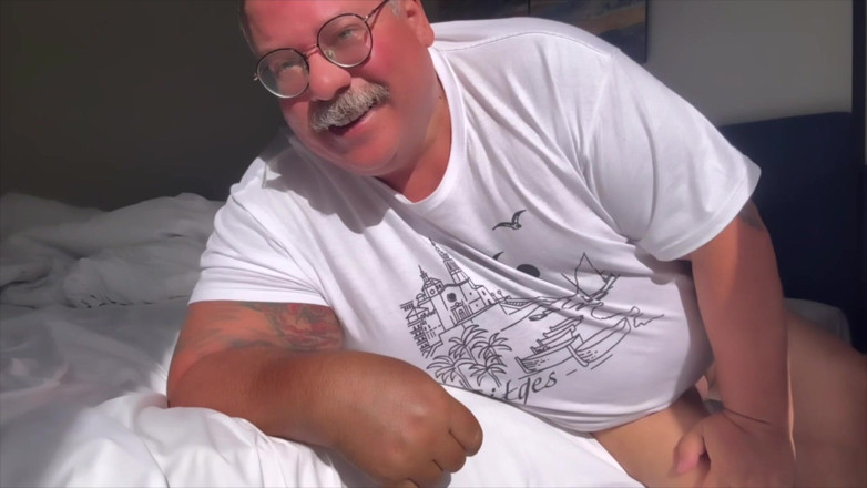 Hand-Free-Daddy-Chub: Quý ông đẹp trai lớn tuổi có một khoản tài sản lớn