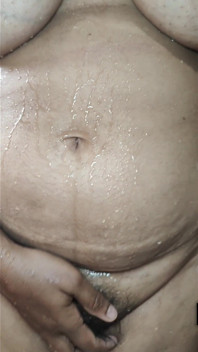 Komplettes rasiervideo von molliger frau