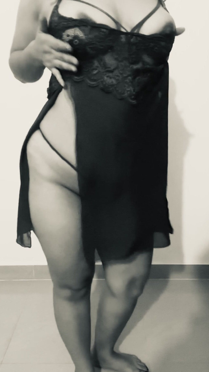 Foxxy_babe: Girlfriend Cheats and Masturbate for BF’s Friends