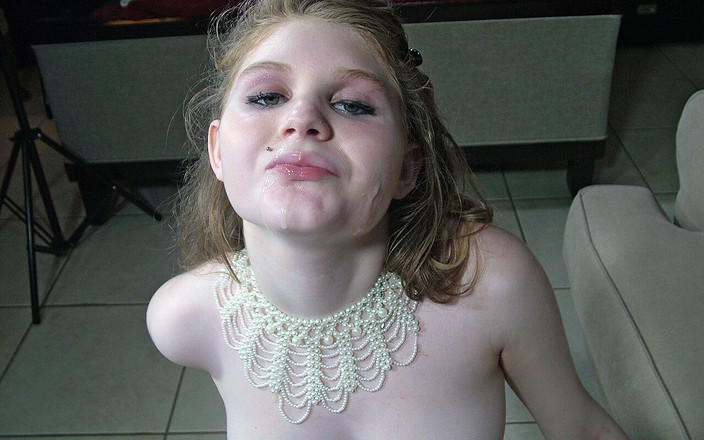 NaughtyMidwestGirls: エマーシンイースト-かわいい小さなコックサッカー