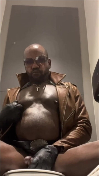 Black mature kinky muscle: Un papa musclé à grosse bite noire se fait baiser dans...