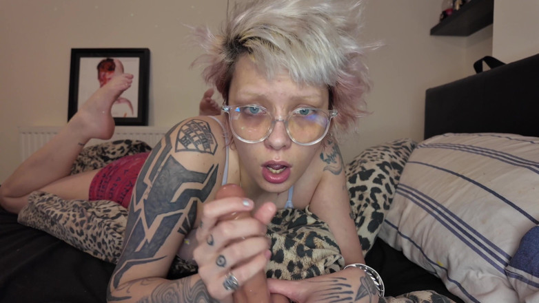 Glitterqueen1999: Mama vitregă în ochelari suge pula 2/7, partea compilației