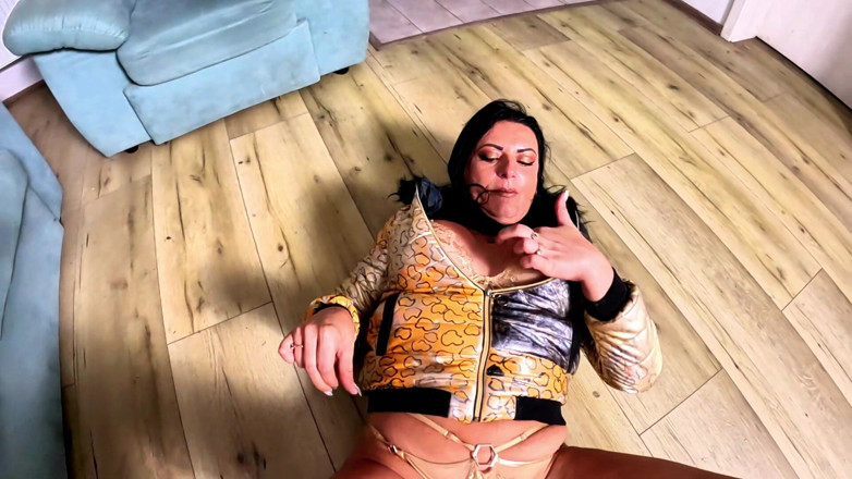 MilfyCalla: Camisole dorée brillante en POV. Gorge profonde, facefuck et double éjaculation...