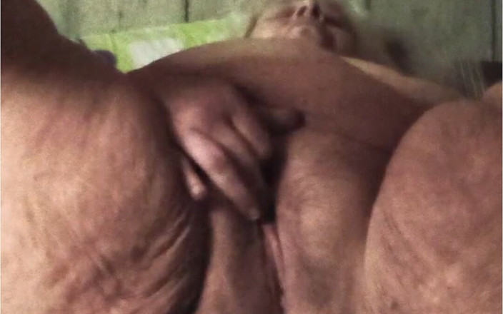 HerculesnVENUS: 그녀의 보지를 뱉게 만든 그녀의 클리토리스를 문지르기