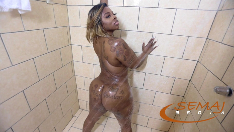 Semaj Media: Semaj Media - 名人在淋浴时抖动！