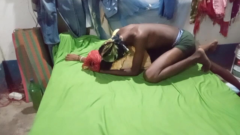 Bengaliauntykichut: Romantic Video with a Desi Aunty Featuring a Hot Butt...
