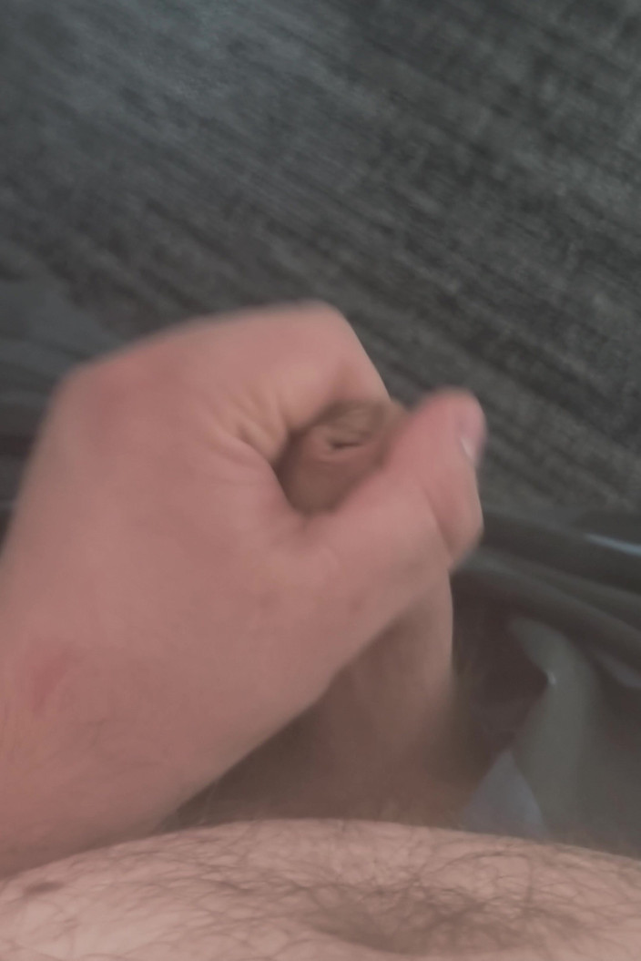 BearPup Akuma: Ursulețul gras și păros se masturbează în birou și stropește pe podea