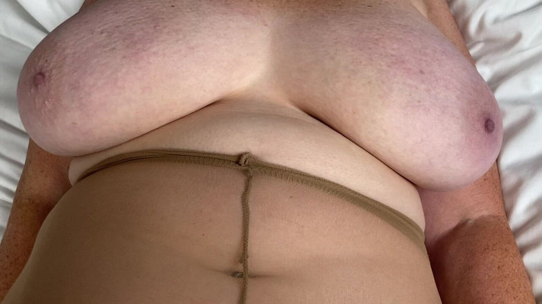 Mr MF: Sra. Pés maduros vestindo sua velha meia-calça bronzeada