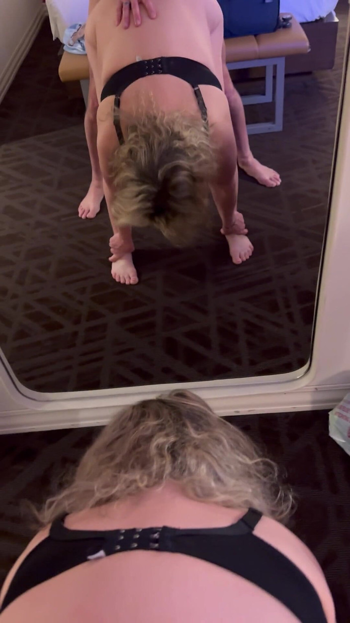 Bonewizzard69: 成熟したカップルがホテルで遊ぶ、ドギー、鏡遊び、ボーンメイデンの膣に射精