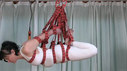 Yvette xtreme: MiLF in tuta sexy per sospensione alla cintura