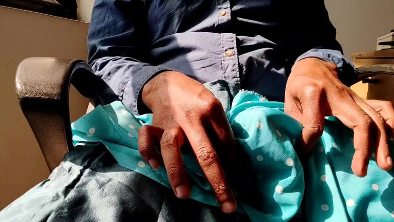 Satin And Silky: साटन रेशमी हाथों से चुदाई पोर्न - पड़ोसी विरोधी का लंड सिर रगड़ना और साटन रेशमी स्काई ब्लू डॉट प्रिंट सूट पर वीर्य (80)