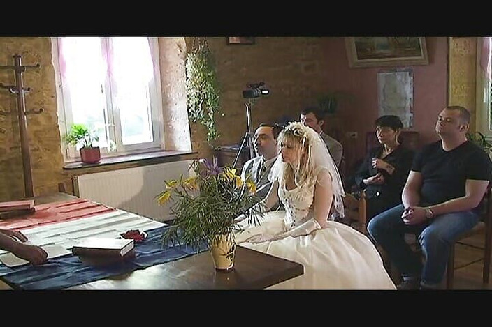 Planete Francaise: Napalona francuska matka chrzestna zostaje gangbangowana w dniu ślubu