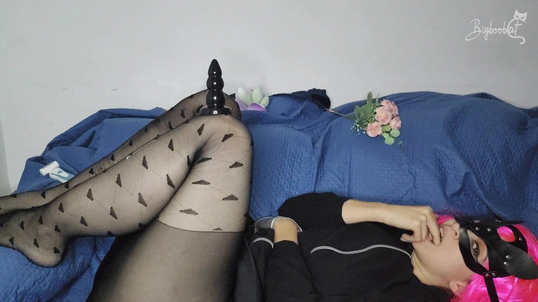 BigBoobCat: Tonton saya mengusik tetek besar saya semasa memakai pelitup kecil...