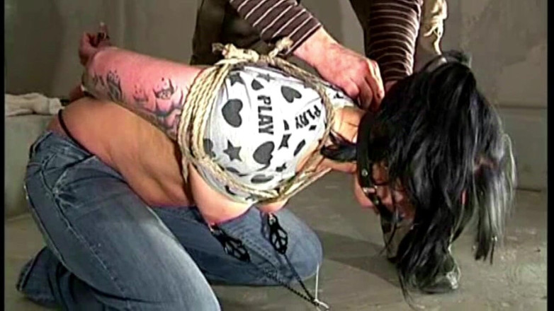 Submissed: Nomi kẹp vào sàn nhà và hơn thế nữa