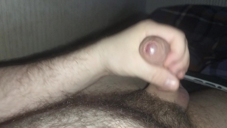 Uhri: Мастурбація на ліжку і величезний камшот на мій волохатий живіт