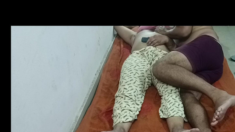 MHM: テレビを見ているパンジャブ・バビは、犯されることを拒否されました