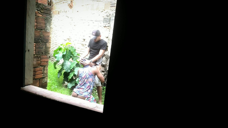 MiguellTrajano: Người giao hàng trèo lên một khu đất bỏ hoang để quan...