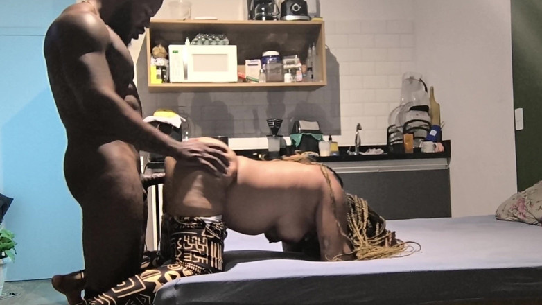 Nurseblack: Mulatto velký zadek Parading metrem a jde do domu cizince