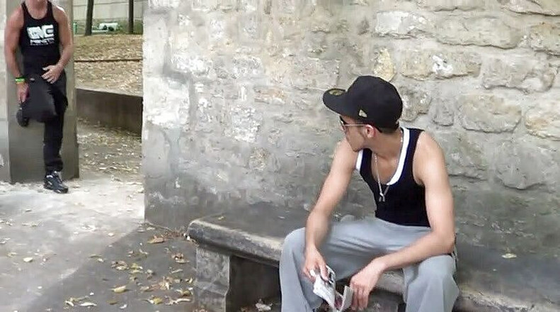 Sneaker gay: 直接的阿拉伯 twink 受制于肌肉发达的家伙的运动鞋