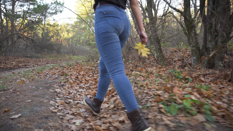 Teasecombo 4K: Sembah pantat bongkok saya yang berjalan dalam seluar jeans biru