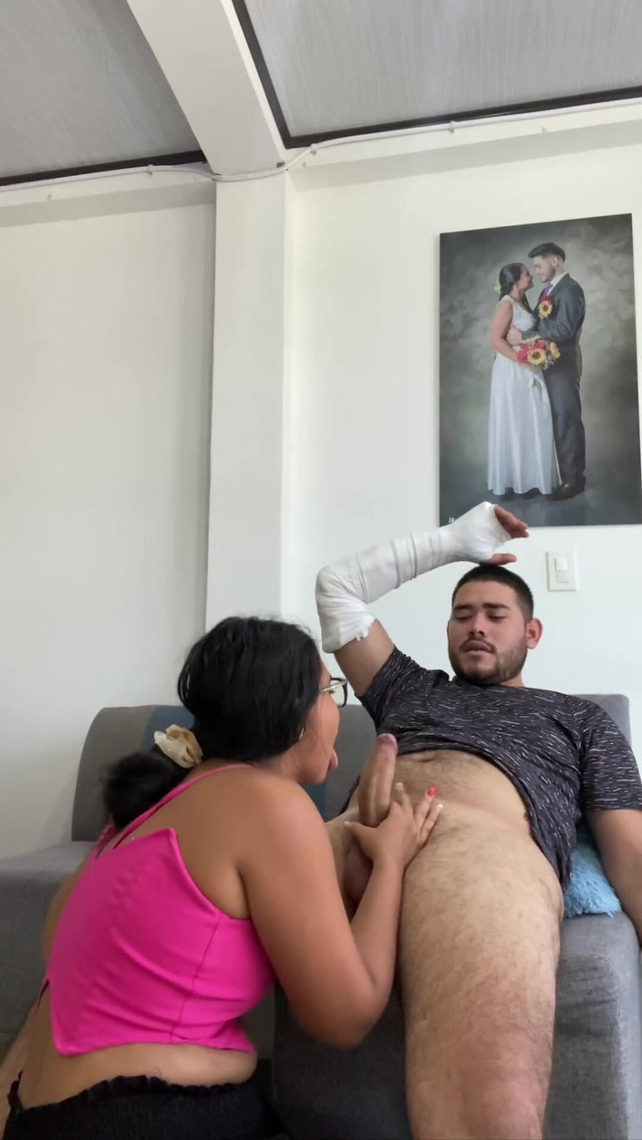 EMY_AND_JONH: 恥知らずな私は彼女の手が動かないことを知っています