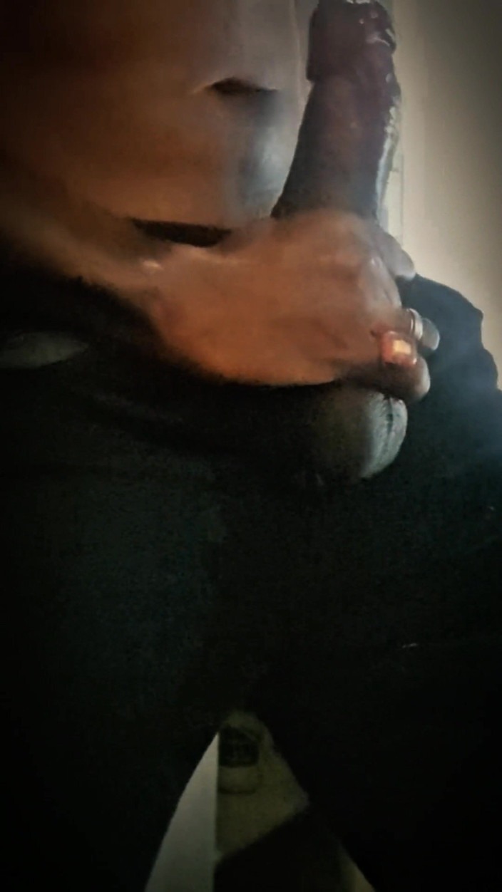 Big black cock BBCee: 抚摸我的大黑屌呻吟高潮