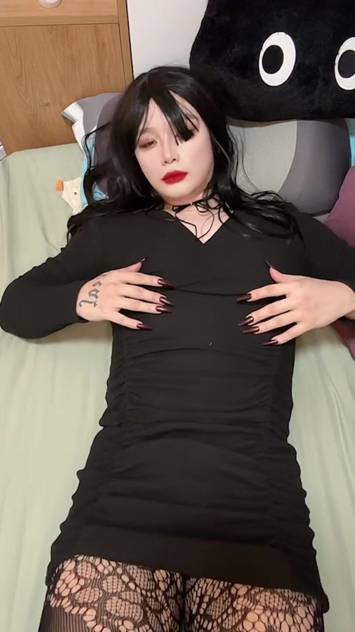 Akbb: 发情的小猫将超多的精液射在我的黑色衣服上根本停不下来