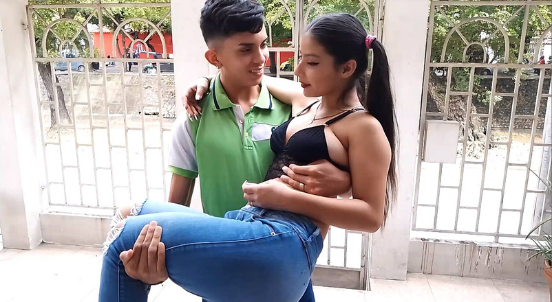 mackencie29: 继妹很开心，因为，我要教她如何做爱，她想要第一次和她的继兄弟在一起