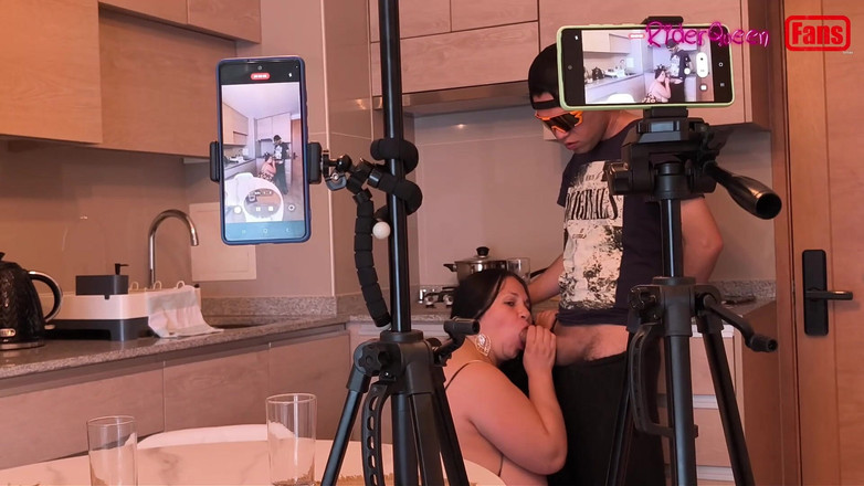 Riderqueen: 팬을 위한 비디오 - 부엌에서 계모를 방문하는 배다른 아들