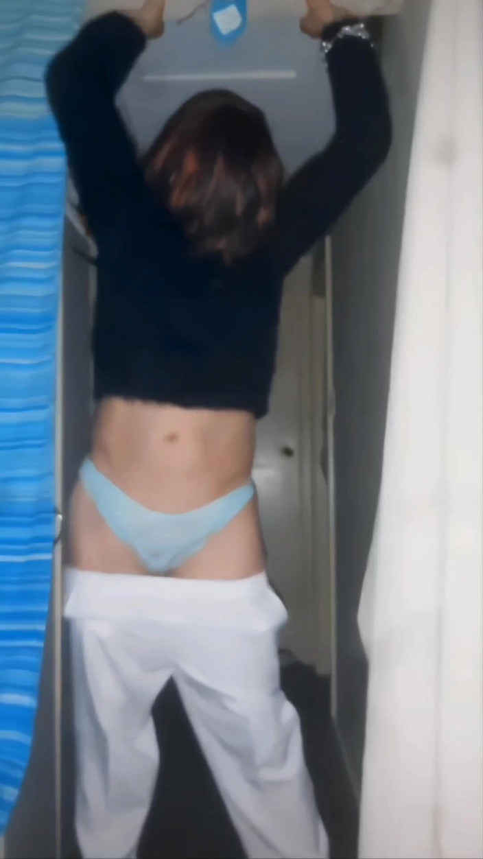 Lizzaali: 내 팬티에 스트립 내 흰색 Buiseness 바지와 빨간 발 뒤꿈치에 괴롭히는