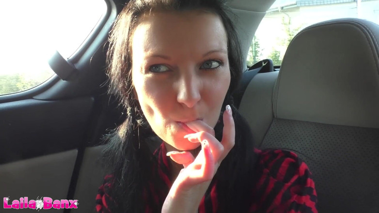 Laila Banx: Chatte en taxi ! Une chatte se doigte dans la ville