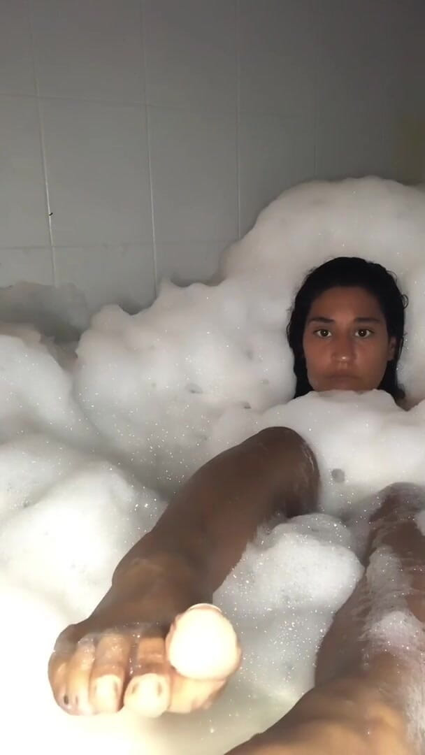 Red wine: Spicy jacuzzi tub makes me cum