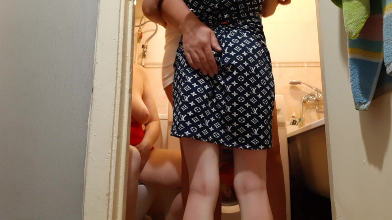 Lesbian-candys: Я трахаю свою падчерку в рот в туалеті, а її дівчина спостерігає за нами і мастурбує